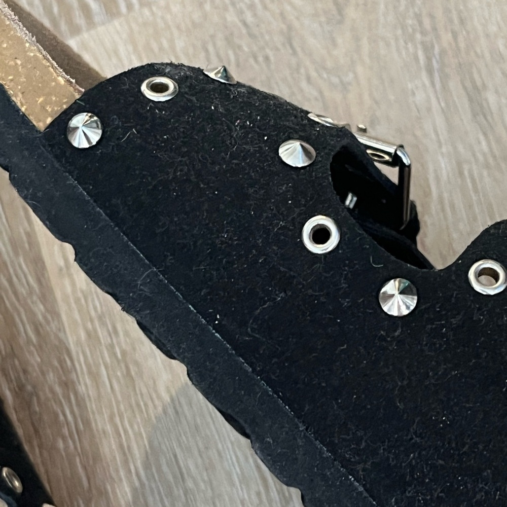 BRAND NEW/ NEVER WORN ‘CUSHIONAIRE’ BLACK SANDALS  Size 9 AWESOME SILVER STUDS😎 - Picture 3 of 8